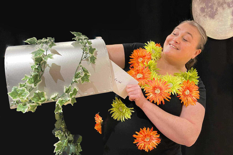 De sa boîte aux lettres, la comédienne conteuse, Aurore, sort des objets et des lettres qu'elle a reçu sous un clair de lune.