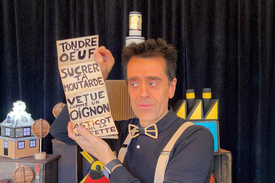 Risque-Tout Monsieur Frene, en spectacle, dans son décor de village, avec ses petites maisons et ses expressions incroyables qui font rire les enfants, le jeune public, les tout petits dans les hauts de France