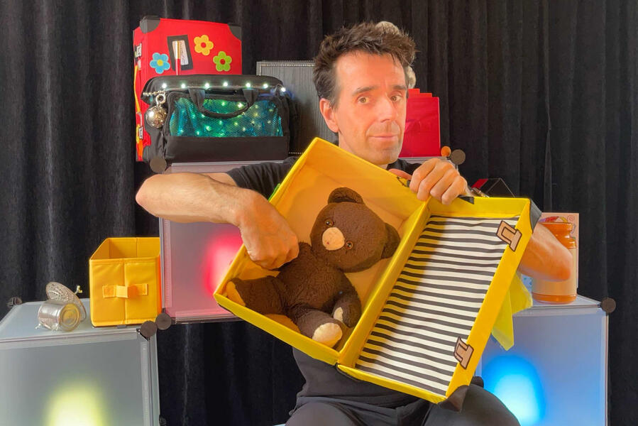 Monsieur Frene, en spectacle, racontant ces histoires de couleur d'émotion et d'imagination en Normandie pour les médiathèque et pour les écoles