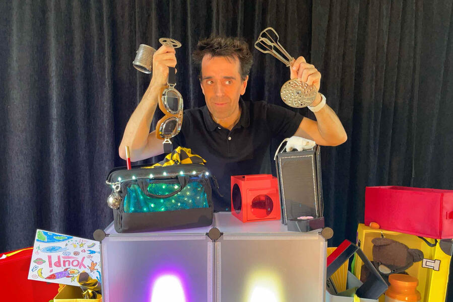 Zouick, Fouick, Touick ! Monsieur Fred raconte des aventures incroyables et fantastique dans un tour du monde d'émotion pour le jeune public en Seine-Maritime