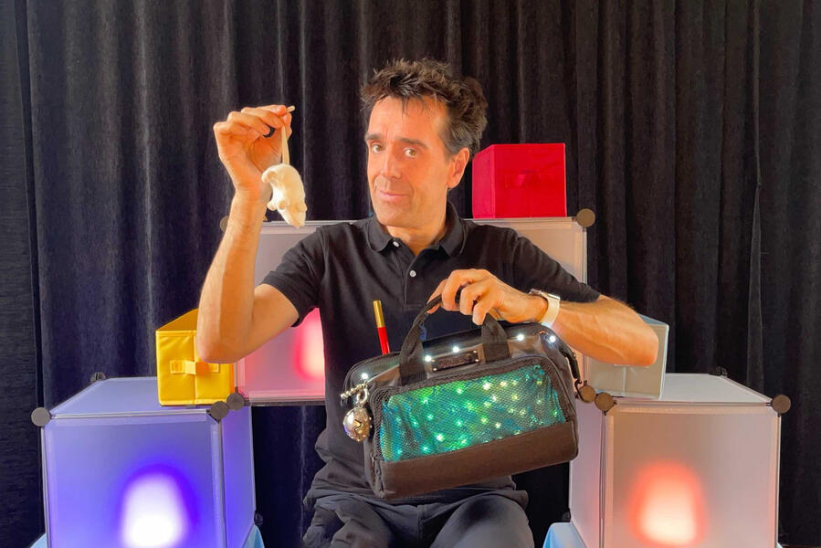 Monsieur Fred, avec son décor, rempli d'imagination et d'émotion pour les enfants, des écoles de l'Île-de-France