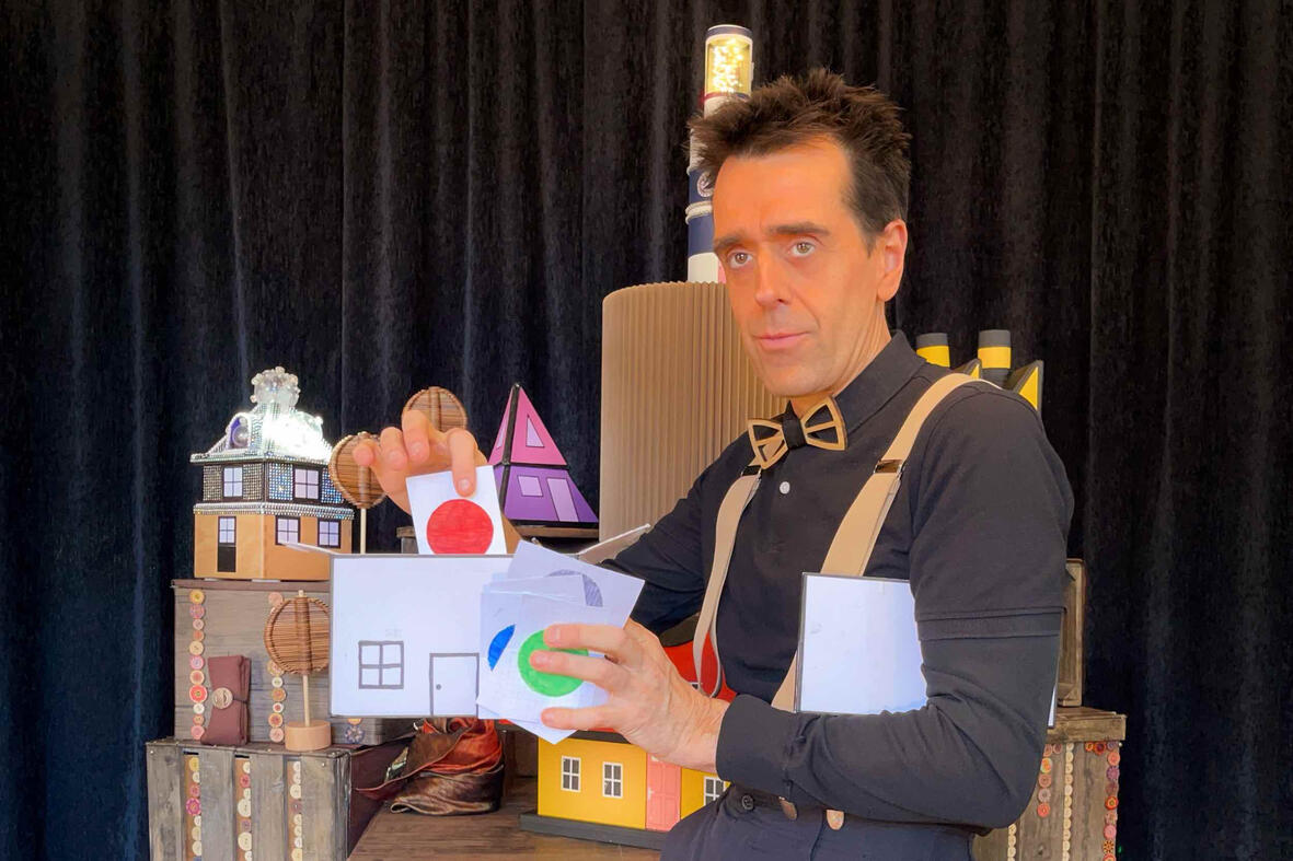 Risque-Tout Représentation de Monsieur Fred dans un décor imaginaire, entouré du village et de la maison Risque-Tout, lors d’un spectacle plein de surprises pour enfants jusqu’à 8 ans.