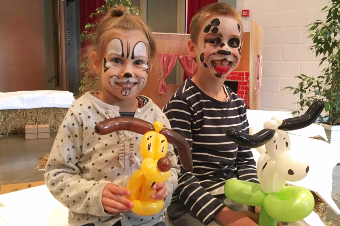 Modèles variés de sculptures sur ballons lors d’un atelier créatif pour enfants.