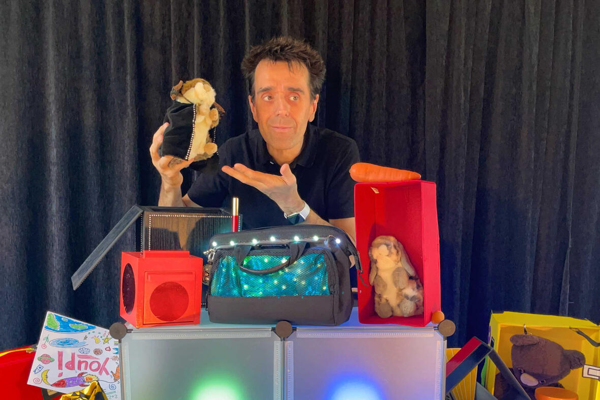 Scène du spectacle “Zouick, fouick, touick” : Monsieur Fred anime un décor magique rempli de souvenirs devant des enfants jusqu’à 8 ans.