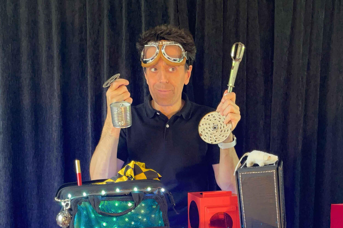 Zouick, fouick, Touick Monsieur Fred en spectacle, illustrant l’univers imaginaire et les surprises de “Zouick, fouick, touick” pour un public d’enfants.