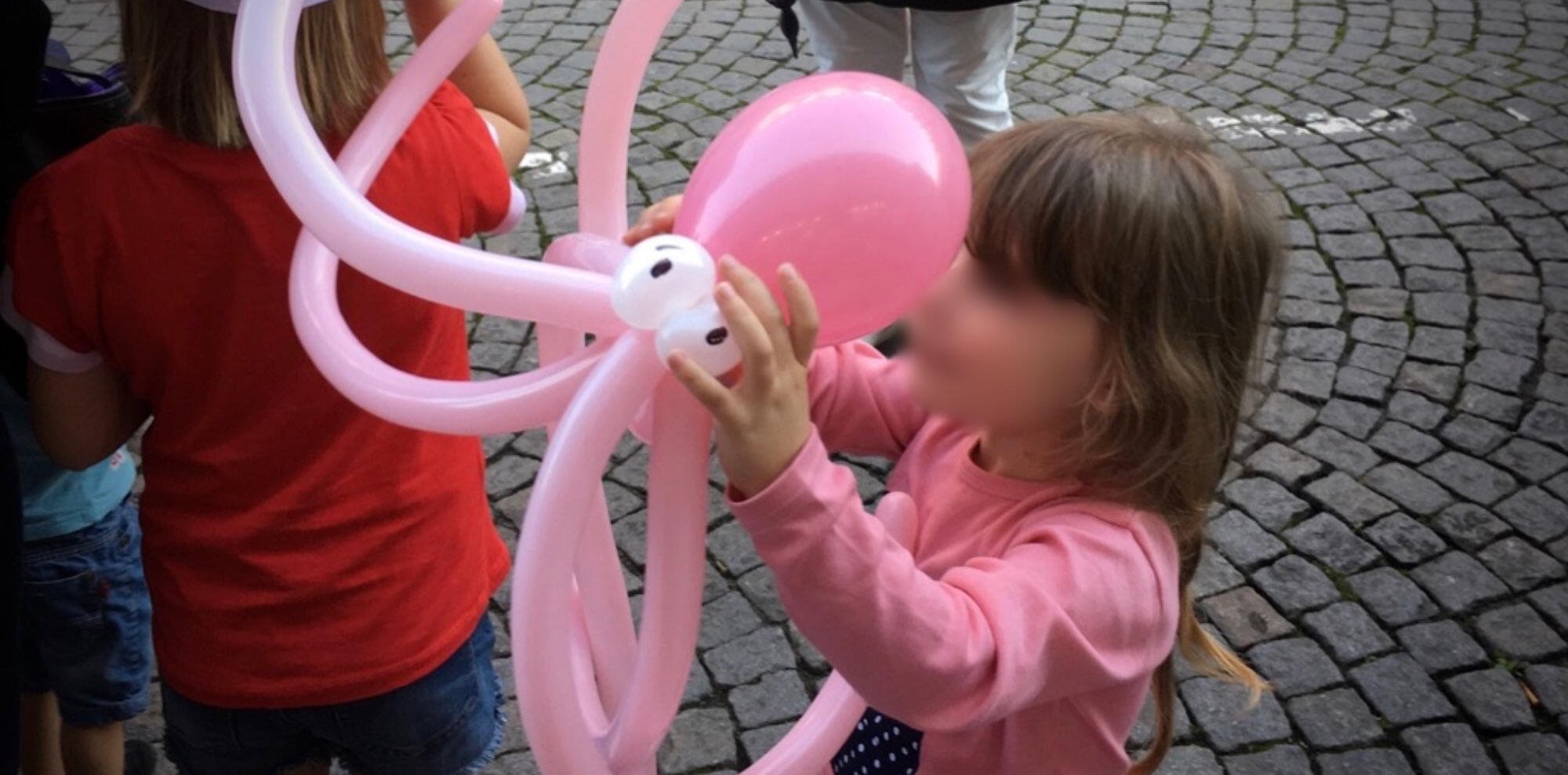 Sculpture sur ballons Différents modèles de ballons sculptés exposés pendant un événement festif.