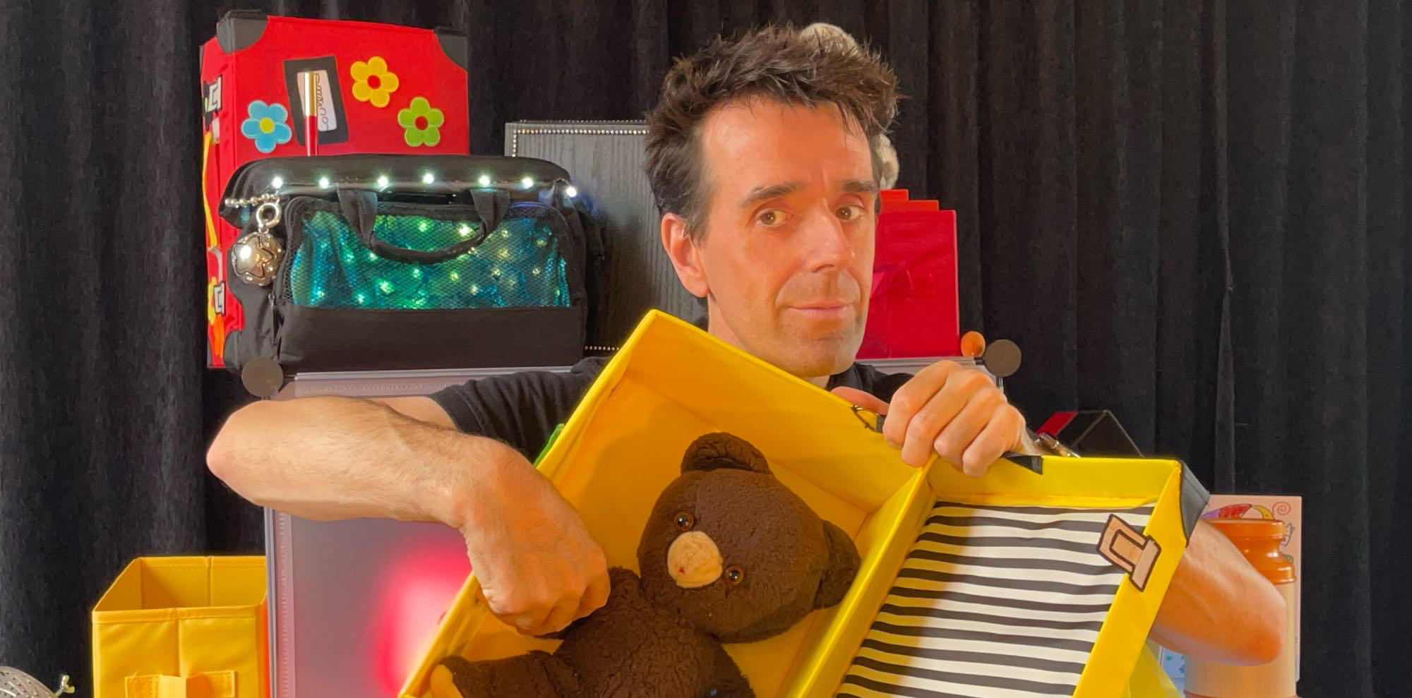 Zouick, fouick, Touick Image de Monsieur Fred sur scène, partageant souvenirs et magie dans son décor féerique pour le spectacle jeune public “Zouick, fouick, touick”.